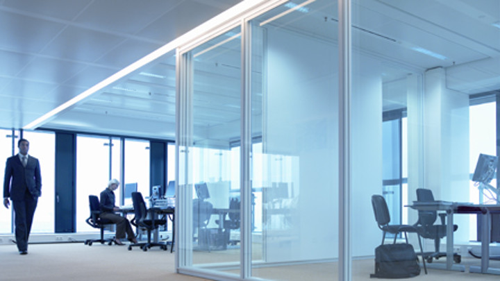 Office with dynamic lighting that adjusts according to the available daylight 